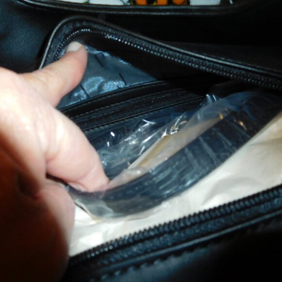 NWT VERA WANG BUENA BLACK SATCHEL CROSSBODY STRAP - Picture 9 of 10